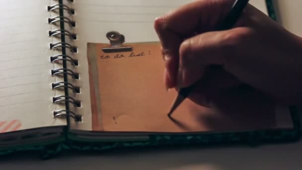 Kalp üzerinde bir not defteri yazma kapatın — Stok video