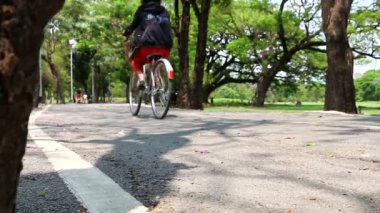 HD Bisiklete binmek geçmek Park çekim Dolly