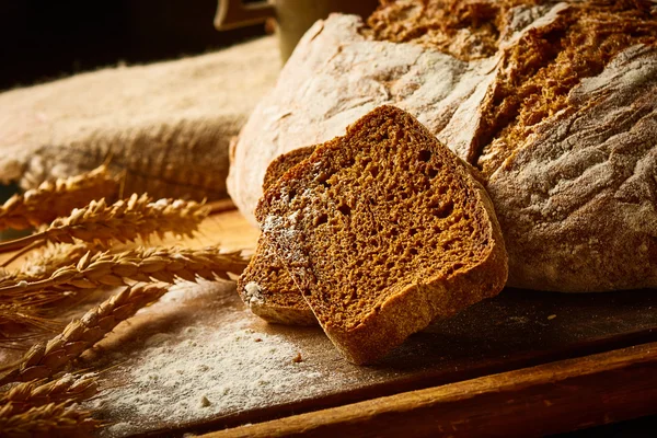 Roti segar dan telinga gandum — Stok Foto
