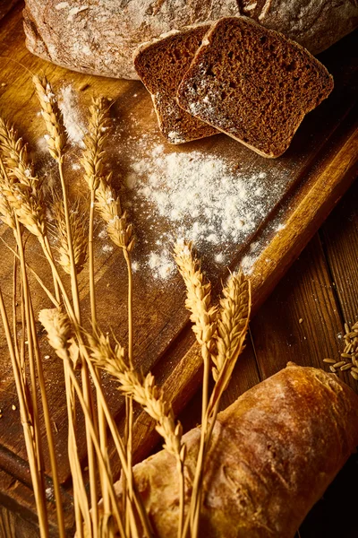 Roti segar dan telinga gandum — Stok Foto