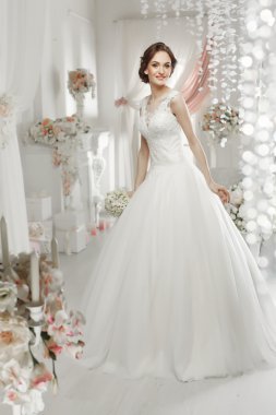 kadın gelinlikle poz