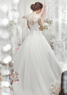 kadın gelinlikle poz