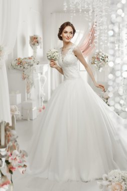 kadın gelinlikle poz