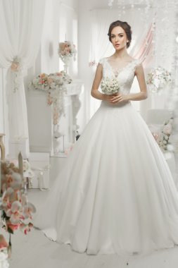 kadın gelinlikle poz