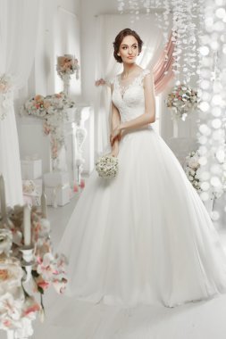 kadın gelinlikle poz