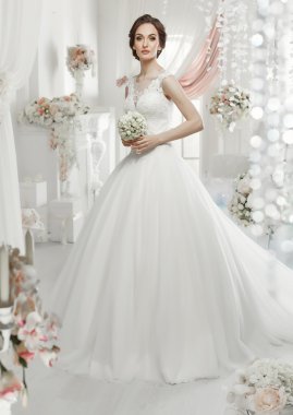 kadın gelinlikle poz