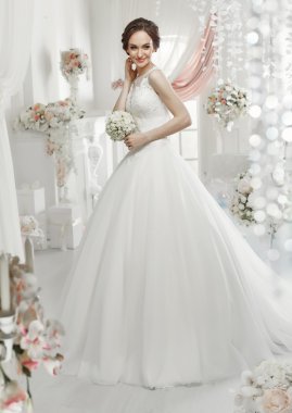 kadın gelinlikle poz