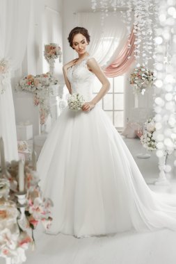 kadın gelinlikle poz