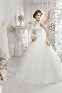 kadın gelinlikle poz