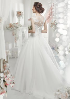 kadın gelinlikle poz