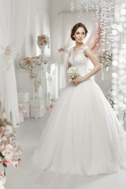 kadın gelinlikle poz