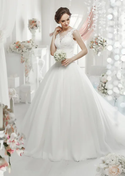 Kvinna poserar i en bröllopsklänning — Stockfoto