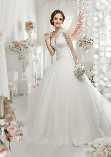 Femme posant dans une robe de mariée — Photo