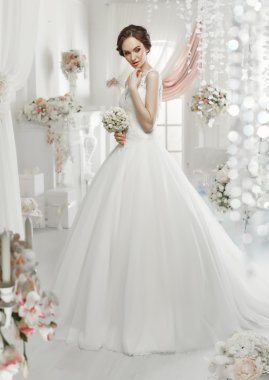 kadın gelinlikle poz