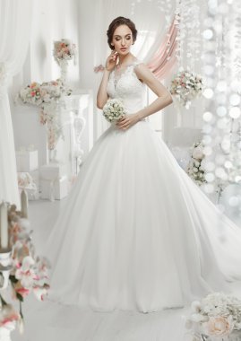 kadın gelinlikle poz