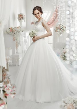 kadın gelinlikle poz