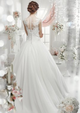 kadın gelinlikle poz