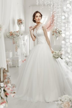 kadın gelinlikle poz