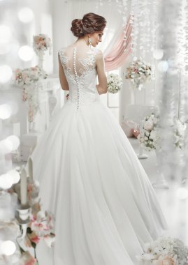 kadın gelinlikle poz