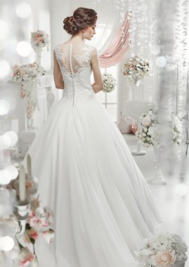 kadın gelinlikle poz