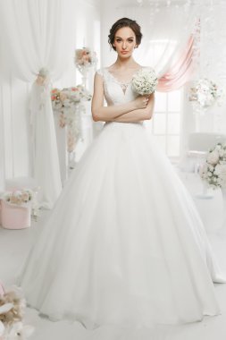 kadın gelinlikle poz