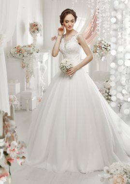 kadın gelinlikle poz