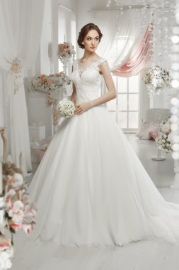  kadın gelinlikle poz