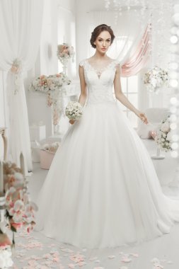 kadın gelinlikle poz