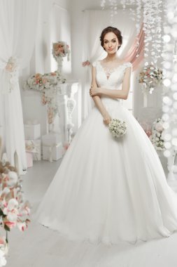 kadın gelinlikle poz