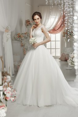 kadın gelinlikle poz