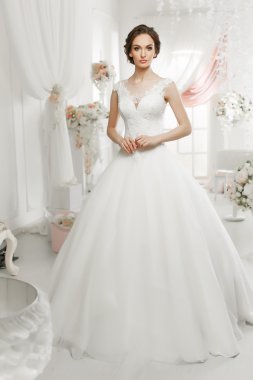 kadın gelinlikle poz