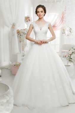 kadın gelinlikle poz