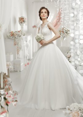 kadın gelinlikle poz