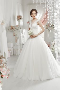 kadın gelinlikle poz