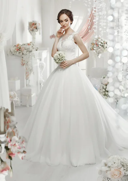 Mujer posando en un vestido de novia — Foto de Stock