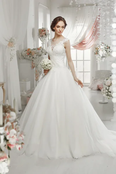 Mulher posando em um vestido de noiva — Fotografia de Stock
