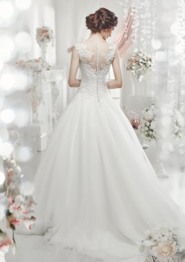 kadın gelinlikle poz