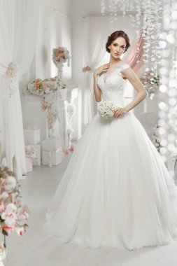  kadın gelinlikle poz