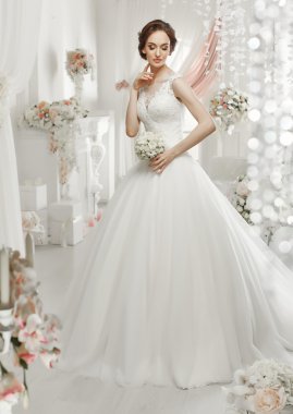 kadın gelinlikle poz