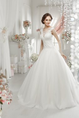 kadın gelinlikle poz