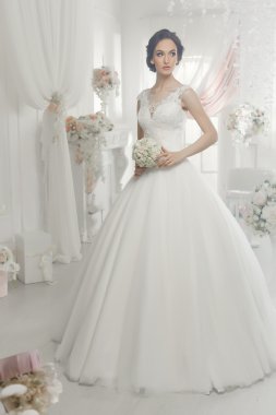 kadın gelinlikle poz