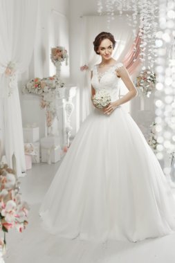 kadın gelinlikle poz