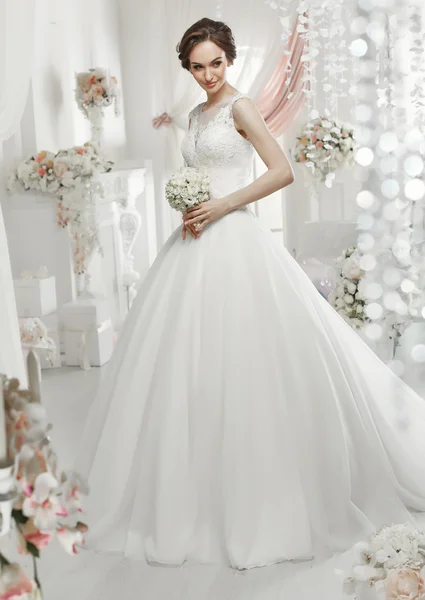 Frau posiert im Hochzeitskleid — Stockfoto