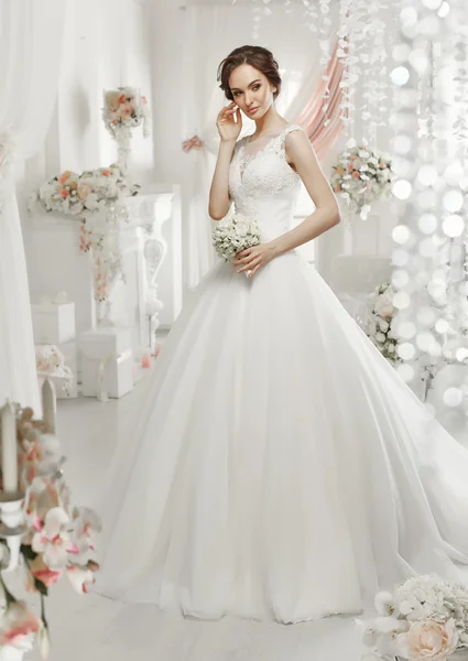 De mooie vrouw poseren in een trouwjurk — Stockfoto
