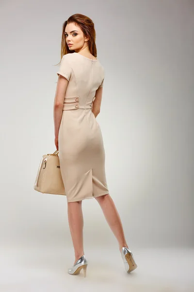 Menina bonita na moda roupas elegantes, andando em um fundo cinza. Beleza, moda, estilo . — Fotografia de Stock