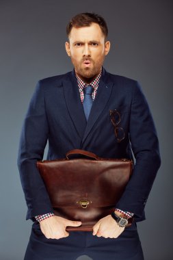 Arka plan gri duvar üzerinde poz tişörtlü güzel adam