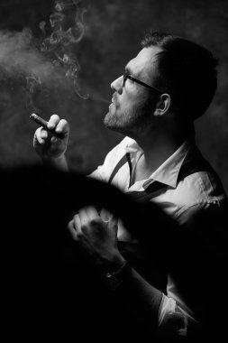 Arka plan gri duvar üzerinde poz tişörtlü güzel adam