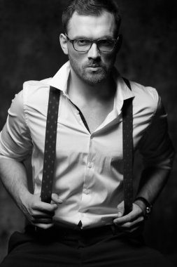 Arka plan gri duvar üzerinde poz tişörtlü güzel adam