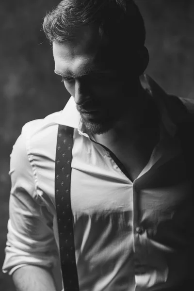 Schöner Mann im Hemd posiert vor grauem Hintergrund — Stockfoto