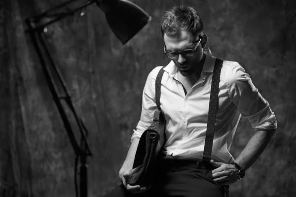Vacker man i skjorta poserar på en bakgrund av grå vägg — Stockfoto